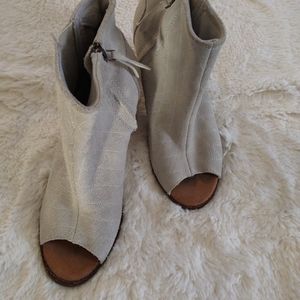 Tom's  boots size 9.5